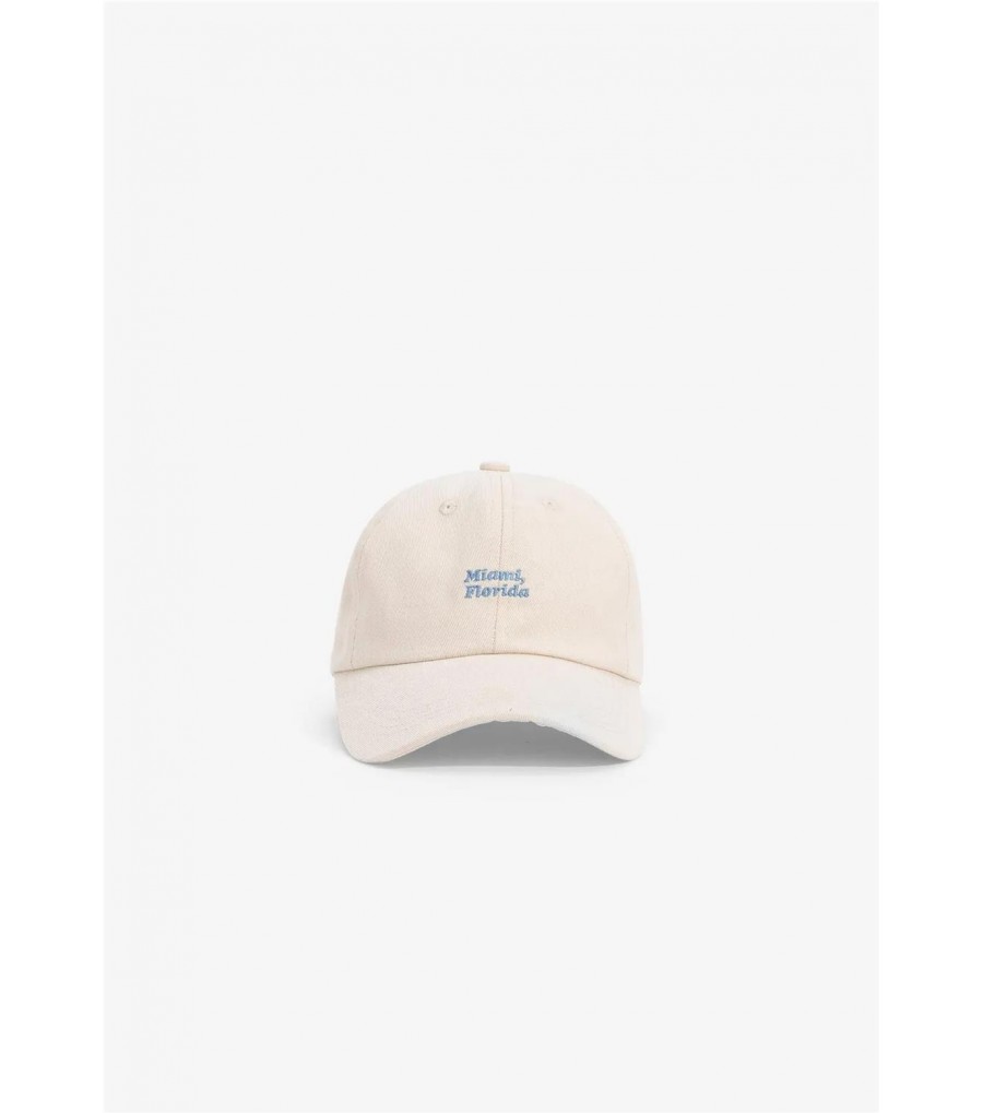 GORRA CON BORDADO FRONTAL...